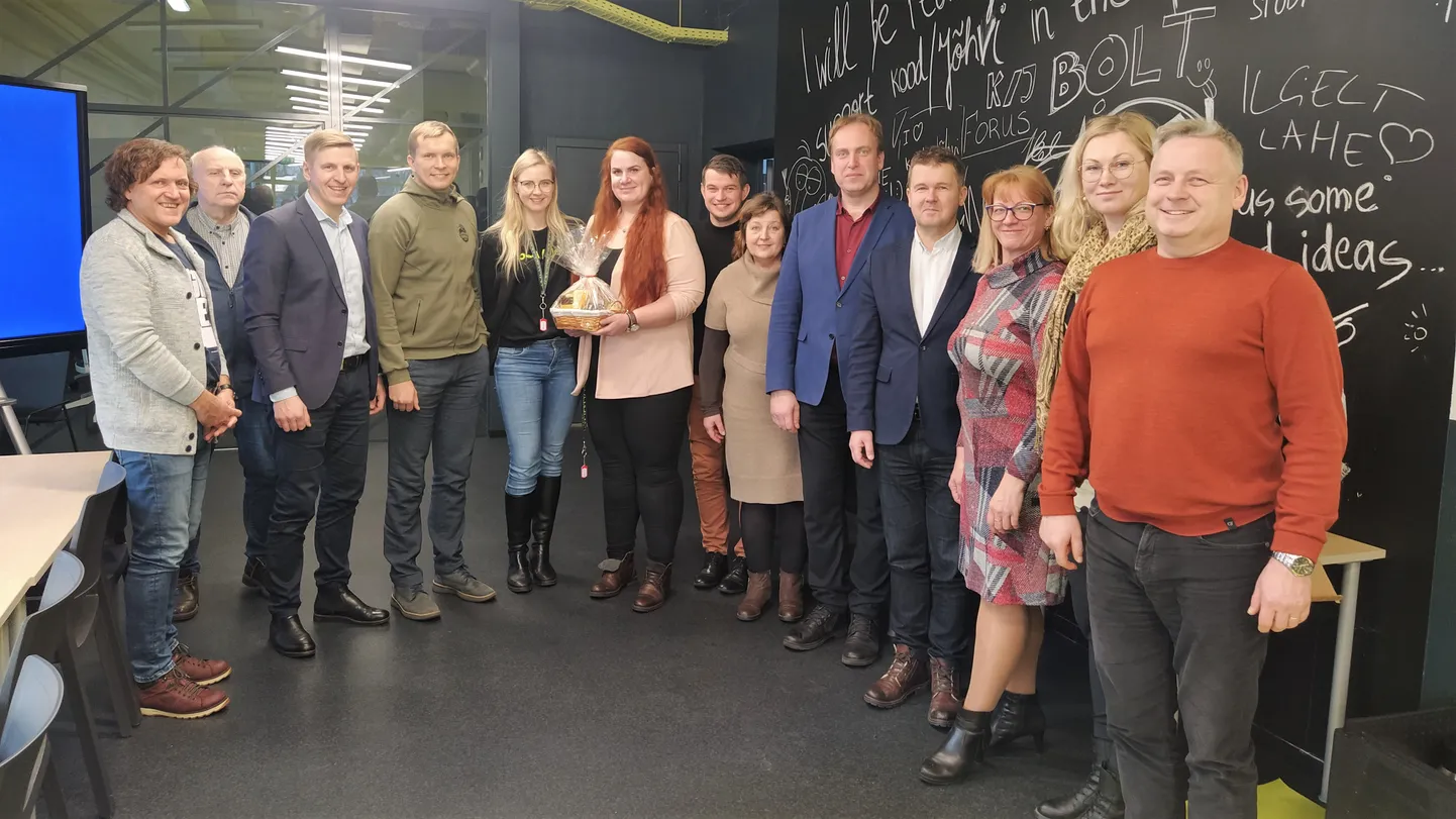 Võrumaa arenduskeskus ning maakonna omavalitsuste juhid tutvusid reedel IT-kooli kood/Jõhvi hoone ja õppemeetoditega. Võrru plaanitav sarnane tehnoloogiakool kood/Võru peaks uksed avama endise Võru pangamaja hoones.