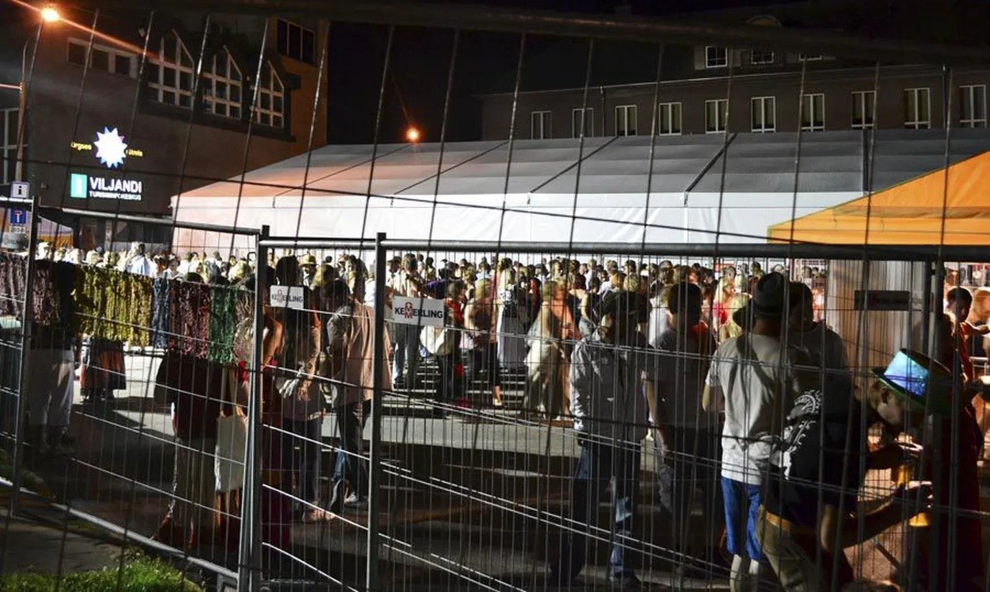 Kõrge traataed näis veidi ahistav, kuid aitas viimastel aastatel kohati käest kippunud korra taastada. Ehkki pärimeetri pihta heideti ka kriitikanooli, leidus teisele poole aeda jäänutegi seas inimesi, kes selle heaks kiitsid.