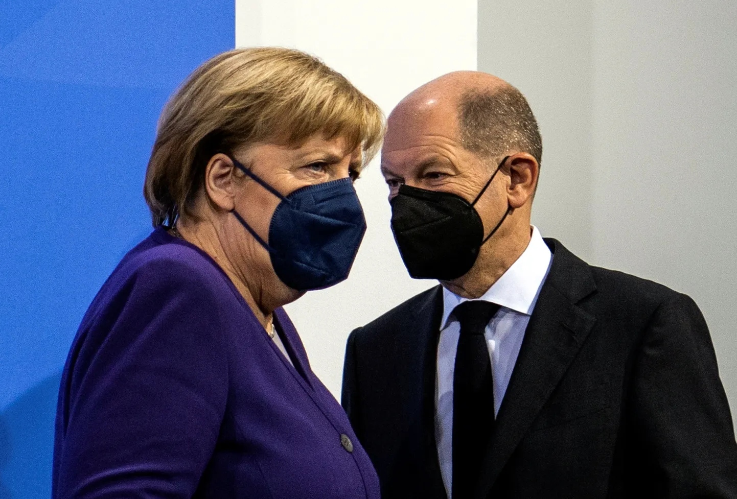 Kaks kantslerit, Angela Merkel ja tema ametipärija Olaf Scholz.