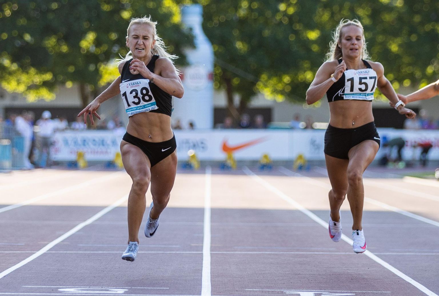 Naiste saja meetri jooksus sai Kristin Saua (paremal) Karoli Käärti järel teise koha.