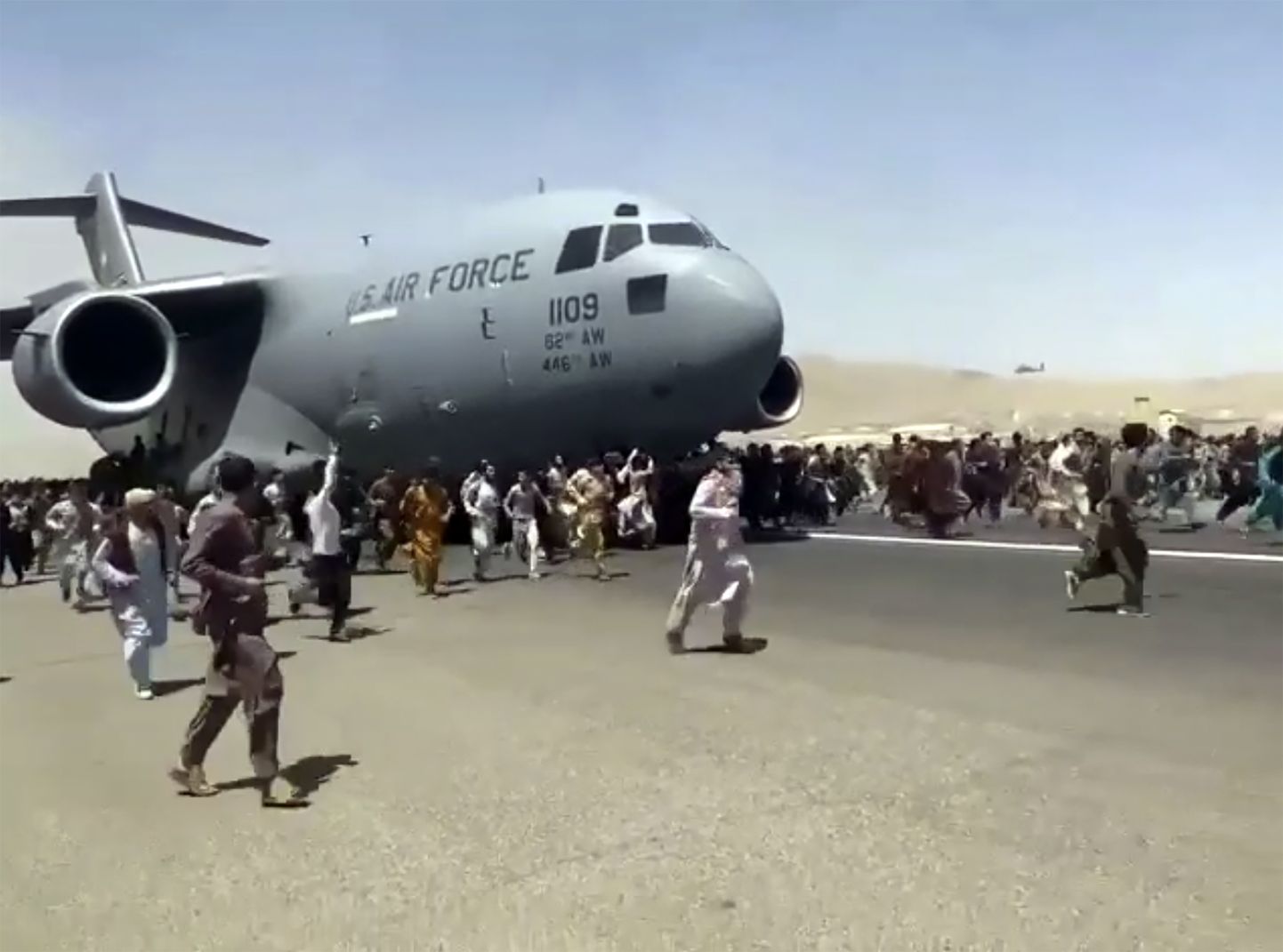 Lennuki külge klammerdunud afgaane tabas kurb saatus.