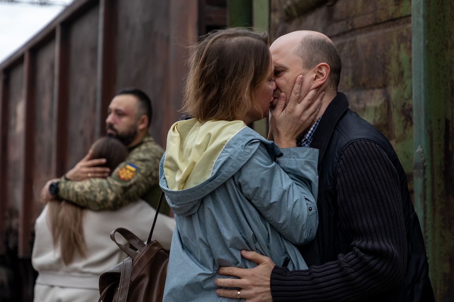 Ukraina sõdurid kallistavad oma naisi, kui nad kohtuvad Kramatorski rinde lähedal asuvas raudteejaamas.