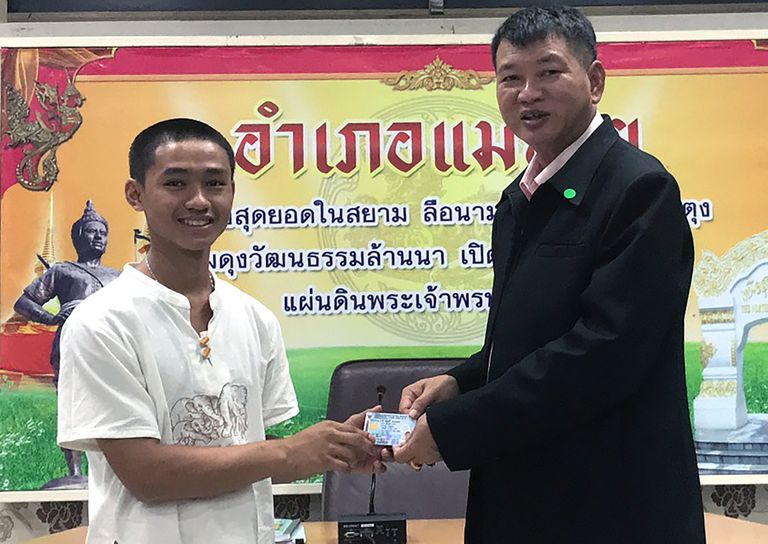 14-aastasele Adul Sam-onile andis Tai isikutunnistuse üle Mae Sai piirkonna kuberner Somsak Kanakham