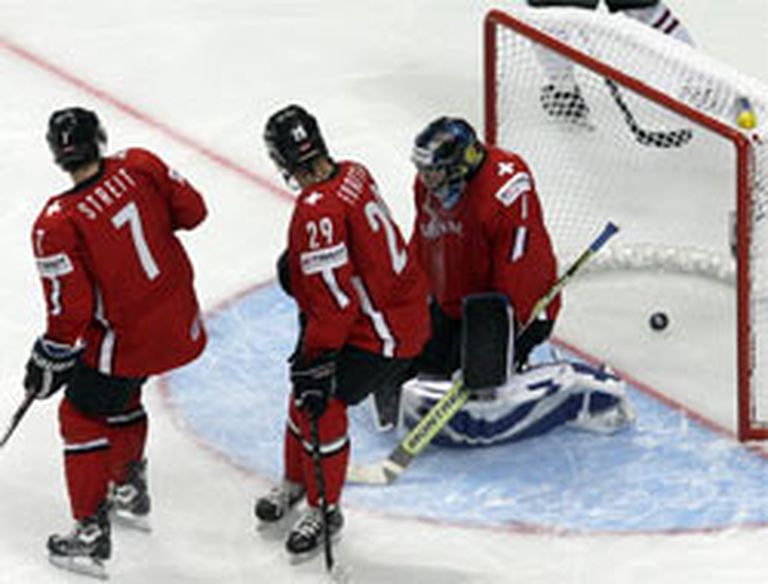 Šveices izlases hokjistiem atliek konstatēt, ka ripa pēc Bērziņa un Dārziņa saspēles ir nonākusi vārtos. Pirmais no kreisās vienīgais laukumā esošais NHL pārstāvis Marks Štraits. 