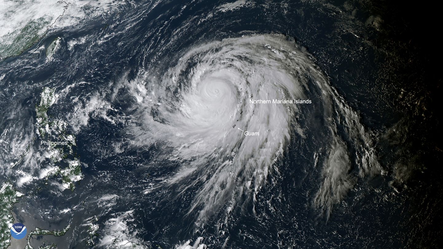 Фотография тайфуна со спутника.