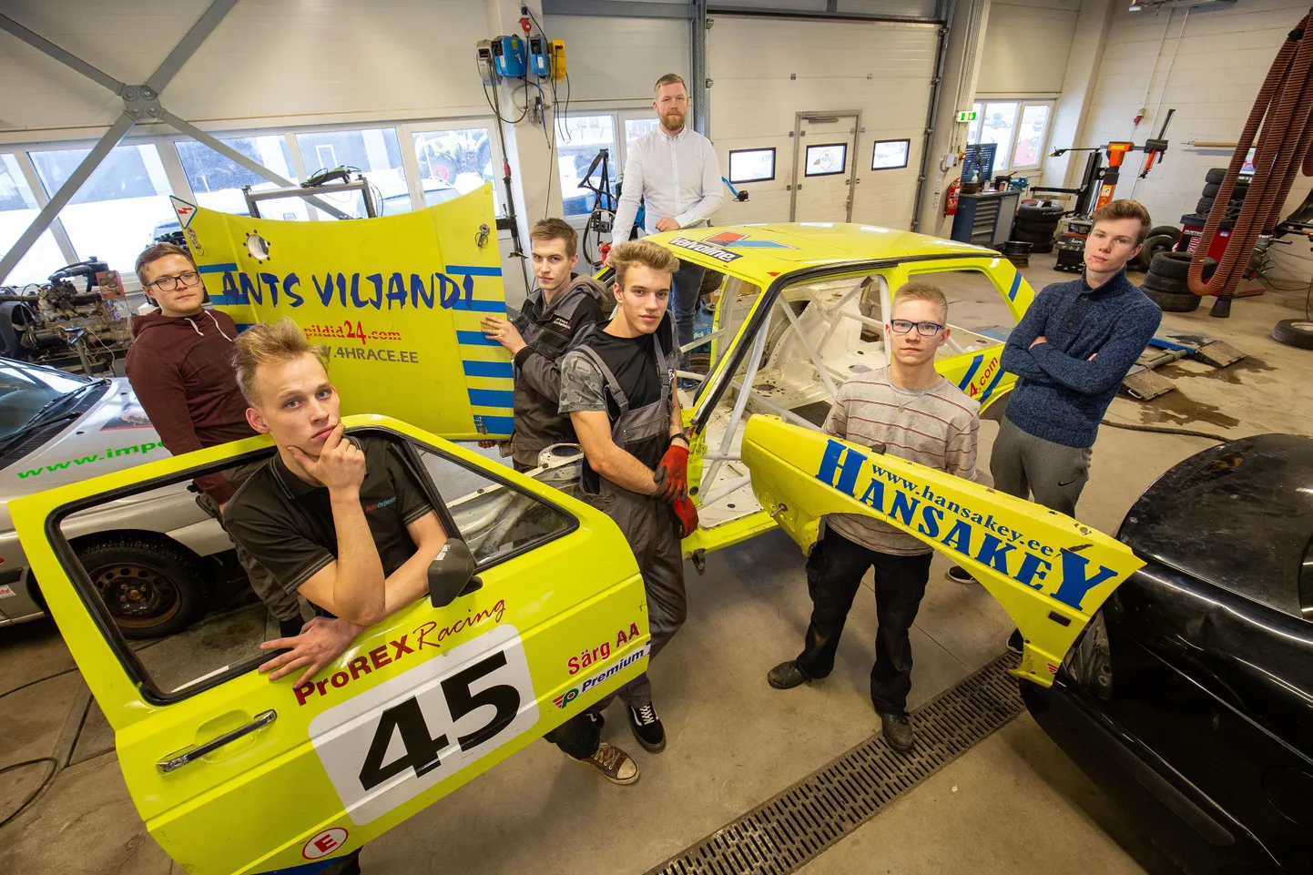 Särevere õppetöökojas juppideks võetud, aastaid seisnud super 1600 klassi VW Golfi juures on ametis 2017. aastal alustanud autotehnikute kursuse noormehed Lauri Leego (ees vasakul uksega), Andres Patsmann (tema taga prillidega, hoiab kapotti), Tajo Rajassaar (ees keskel Lauri Leego kõrval), Sten Mägi (Rajassaare taga, hoiab kapotti), Marek Viirg (ees küljetiivaga) ja Martin Kotsar (ees paremal Viiru kõrval). Noori juhendab Tõnu Taalimäe (taga keskel).