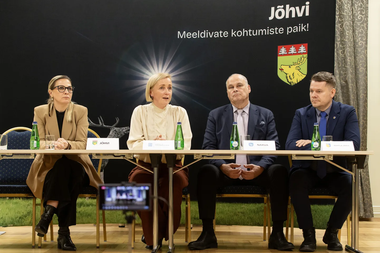 Марис Тоомель, Кристина Каллас, Яан Тоотс и Хенри Казело обсуждают в Йыхвиском волостном управлении переход на обучение на эстонском языке.