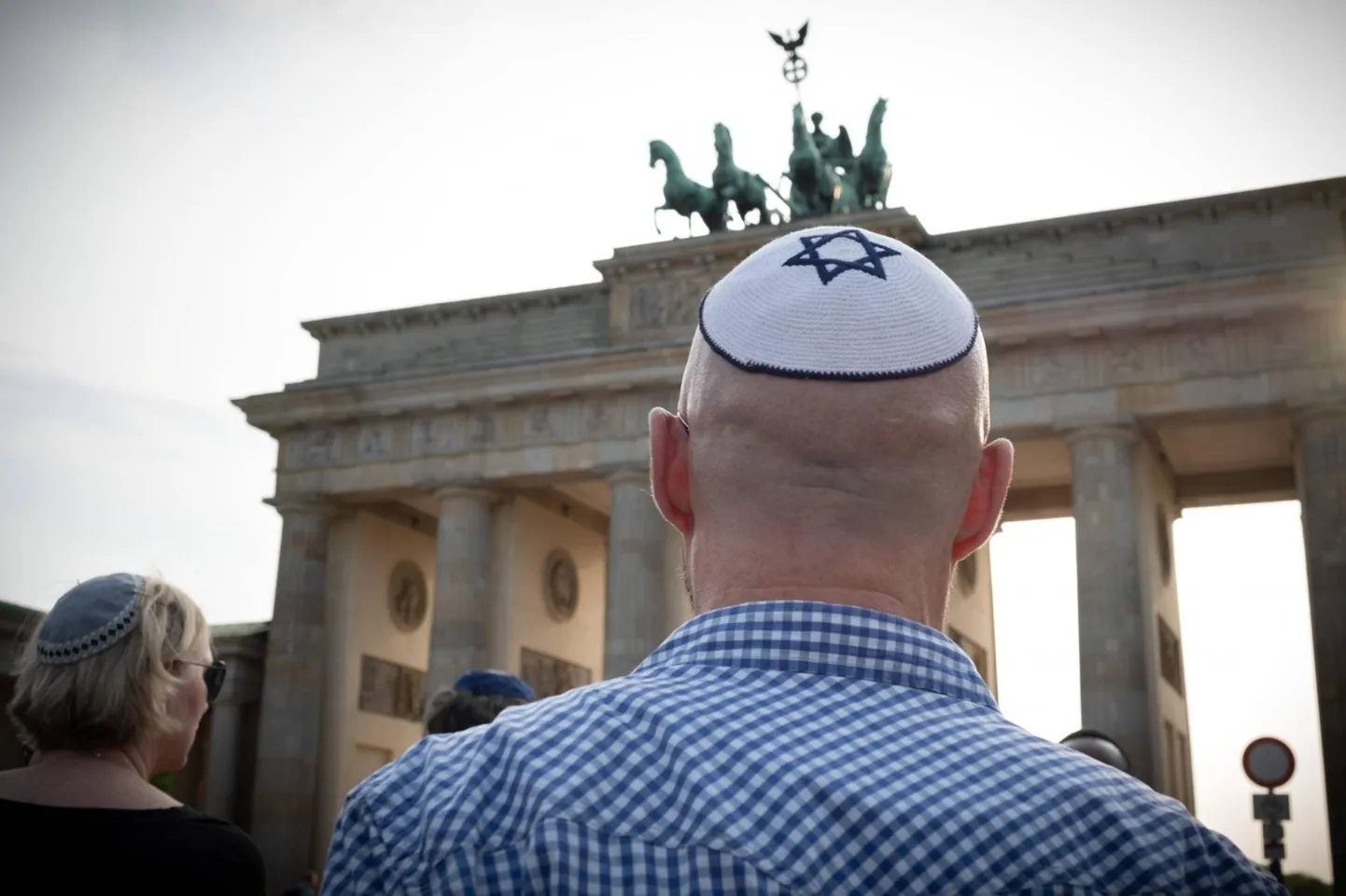 Pärast seda, kui Saksamaa antisemitismivastase võitluse erivolinik hoiatas tänavu kevadel juute kipa kandmise eest riigi teatud piirkondades, korraldas Saksa meedia kampaania, kutsudes kõiki inimesi üles kandma juutide traditsioonilist peakatet. Samasuguseid aktsioone korraldati juutide toetuseks mitmel pool Saksamaal ka mullu.