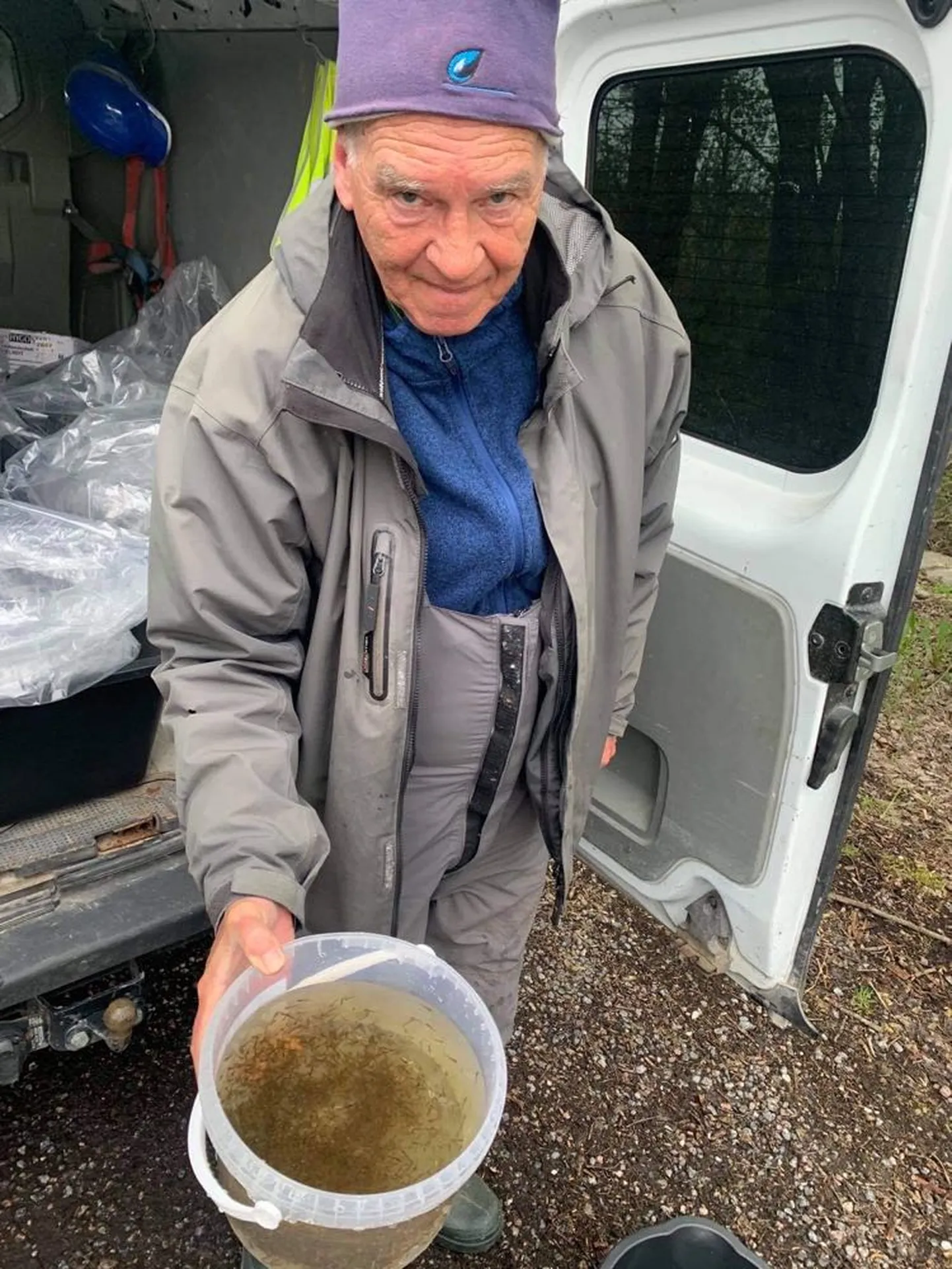 HAUGISPETS Aivar Sõrm käis abiks maime vette laskmas.