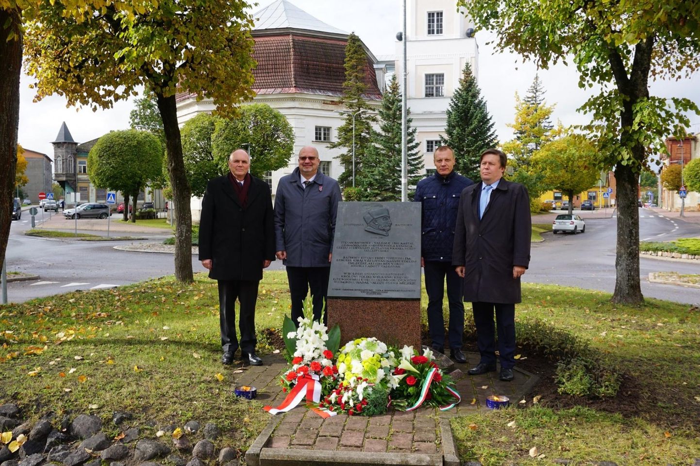Koos Valga vallavanem Margus Lepiku ja Valka kihelkonnaduuma esimees Vents Armands Krauklisega asetati lilled Stefan Batory mälestuskivi juurde.