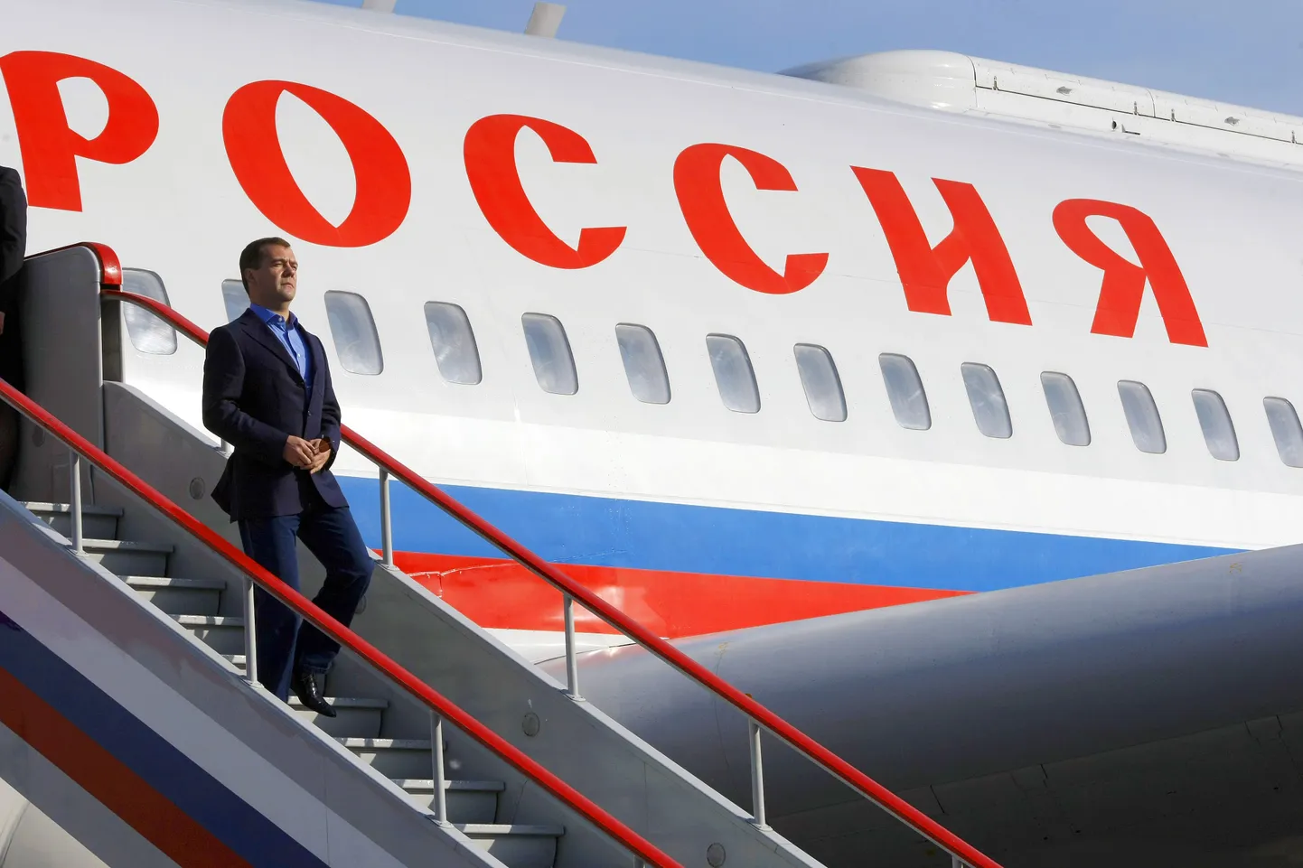 Дмитрий Медведев спускается по трапу президентского самолета.