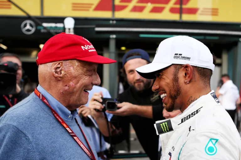 Niki Lauda (vasakul) ja Lewis Hamilton.