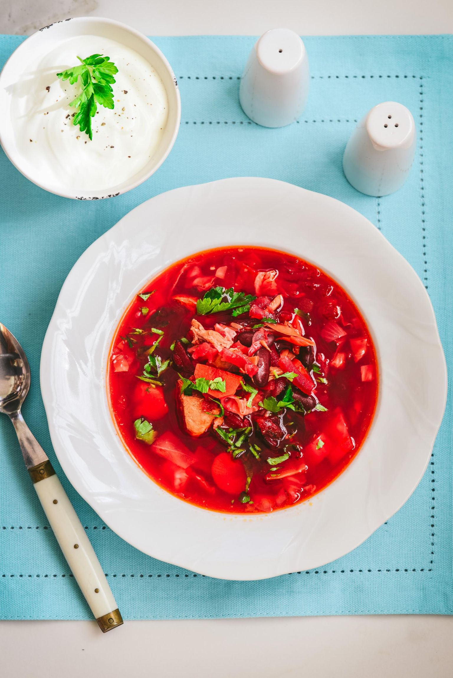 Ukrainas, kus igal piirkonnal ja majapidamisel on oma borši retsept, leidub sellest supist sadu variante.