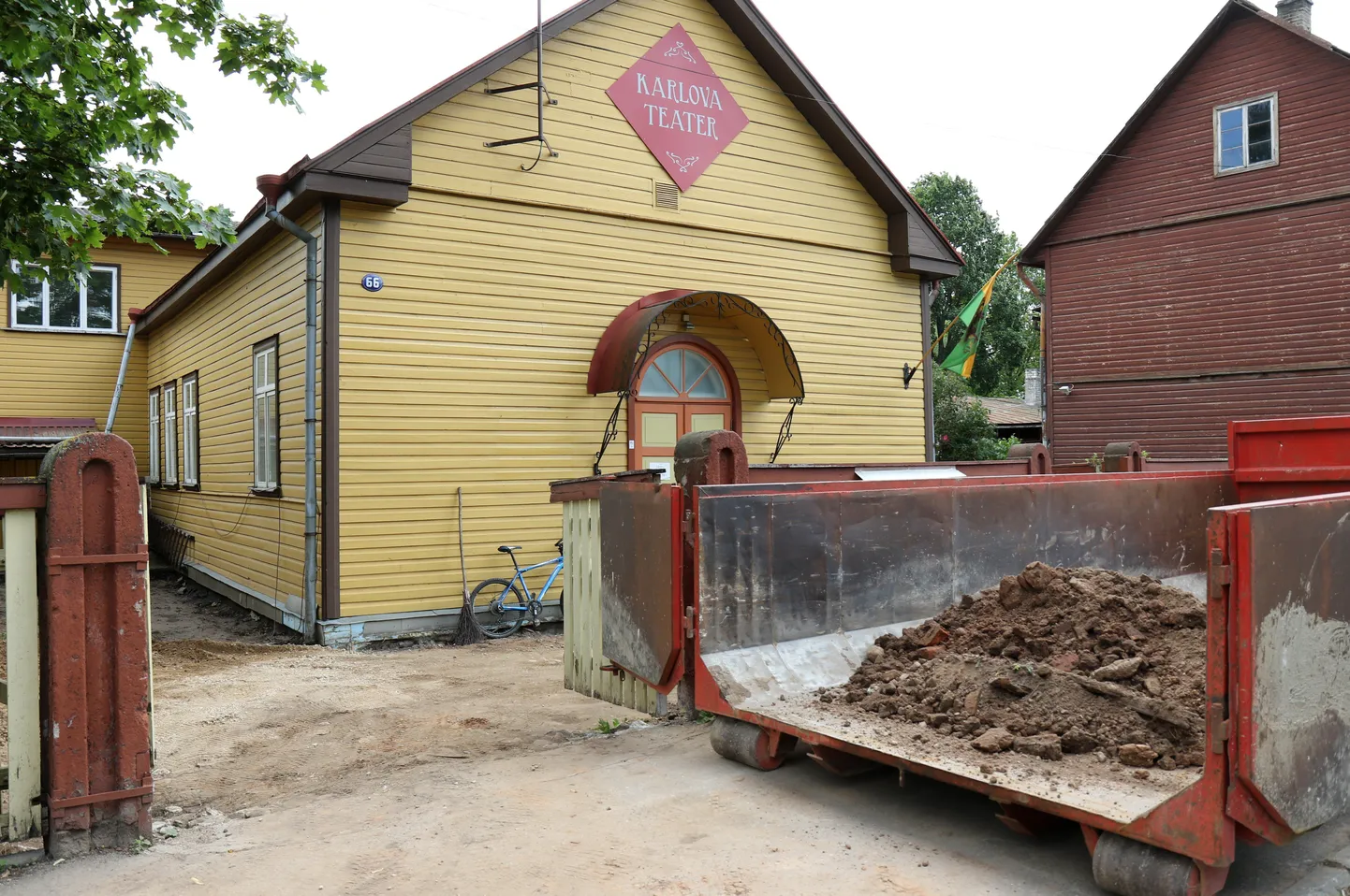 Karlova teatrimaja ees kõnniteel on suur autokast, millega saab tuua-viia pinnast ja muud töödeks tarvilikku kraami.