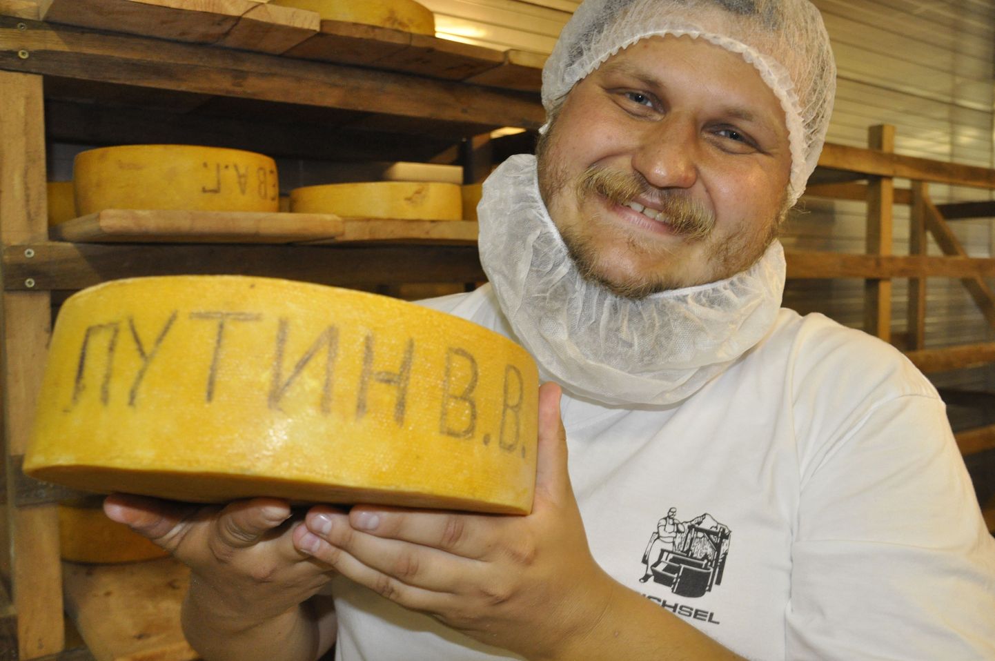 Oleg Sirota näitab rohkem kui viis kilo kaaluvat juustukera, mille ta soovib isiklikult üle anda Vladimir Putinile.