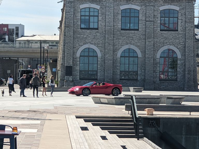 Ferrari в порту Ноблесснер