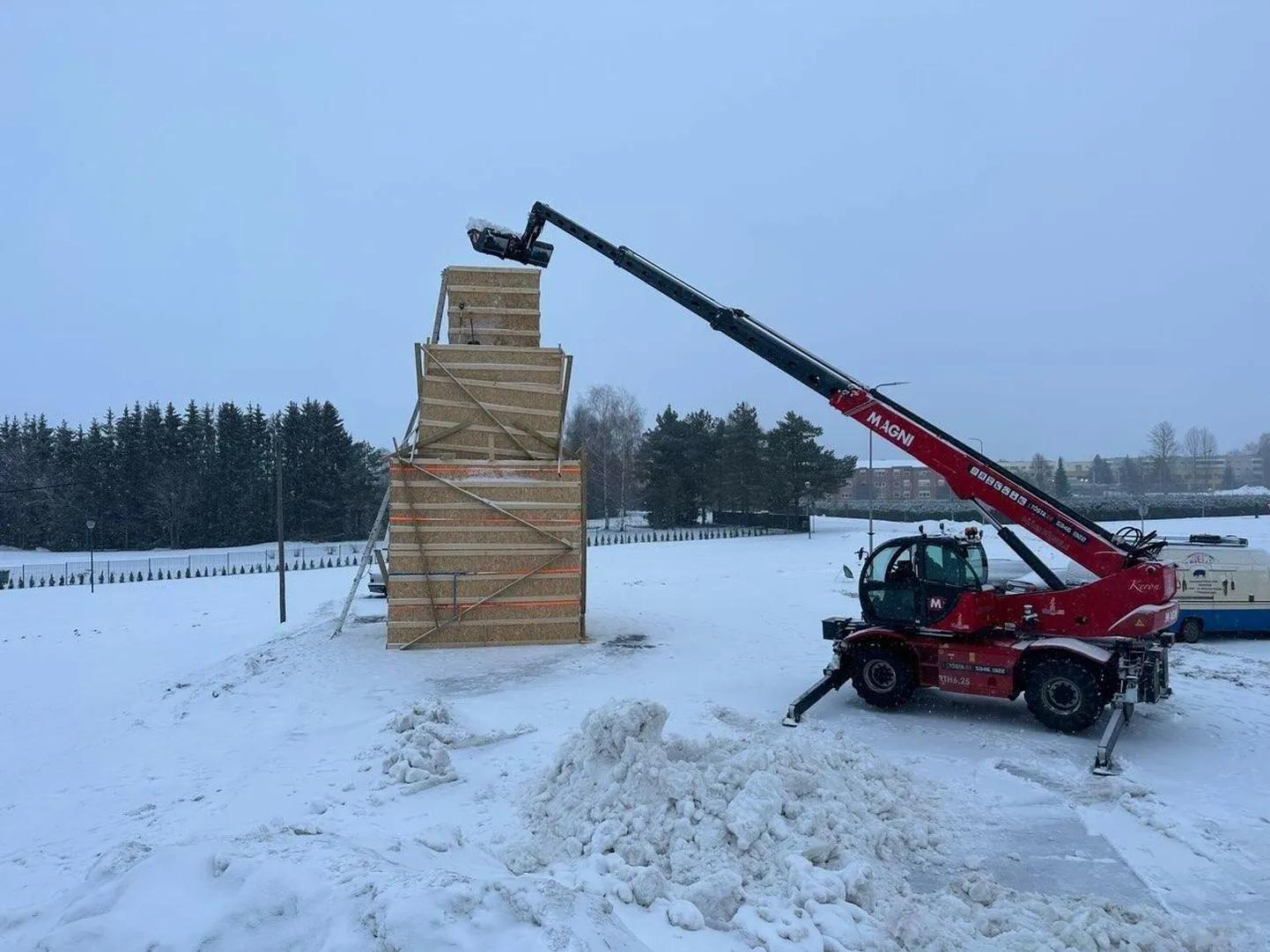 Самый большой в Эстонии снеговик уже практически готов.