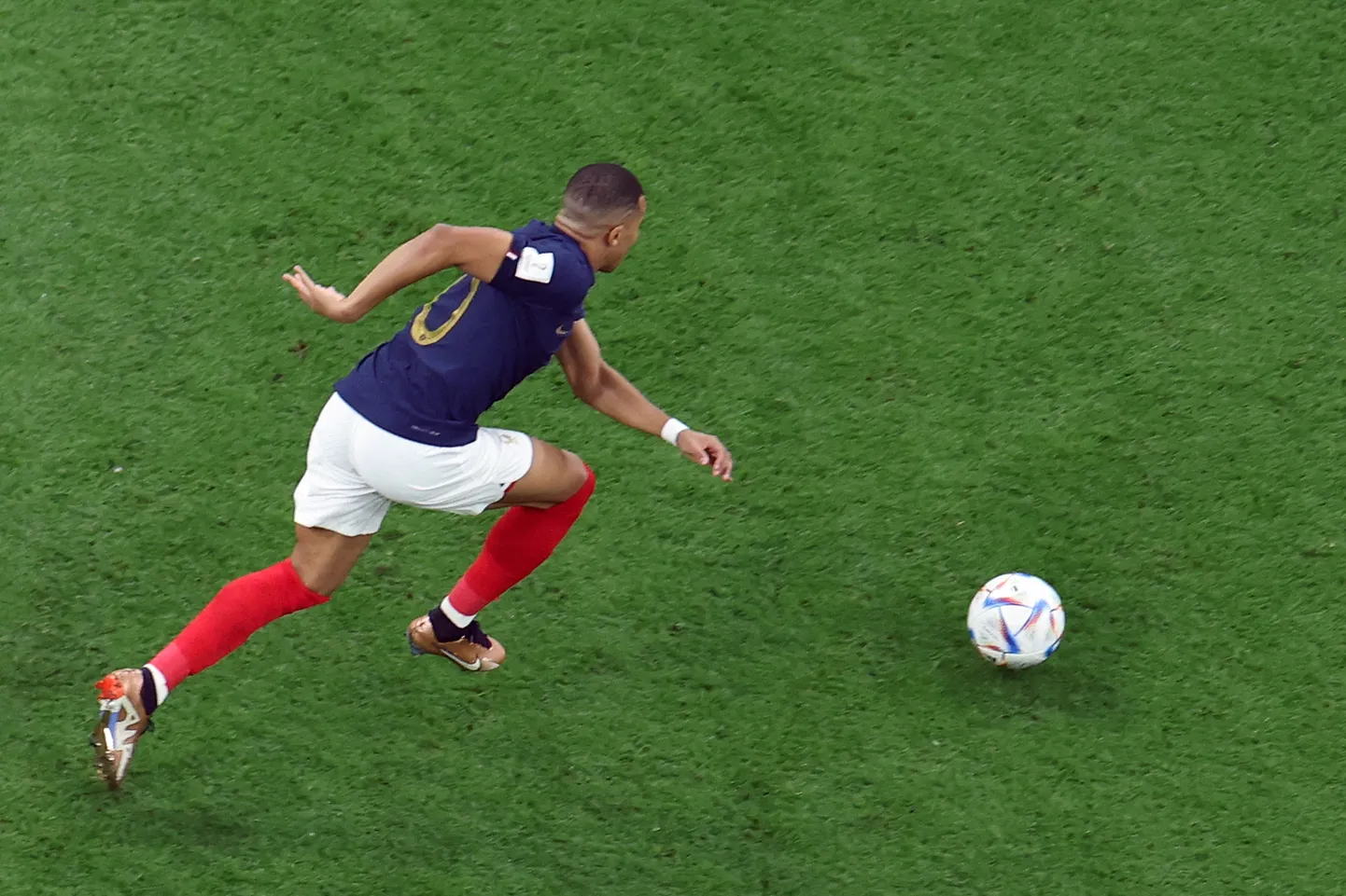 Prantsuse ründaja Kylian Mbappé 10. detsembril 2002 Katari MMi veerandfinaalis Inglismaaga. Prantsusmaa alistas Inglismaa 2:1