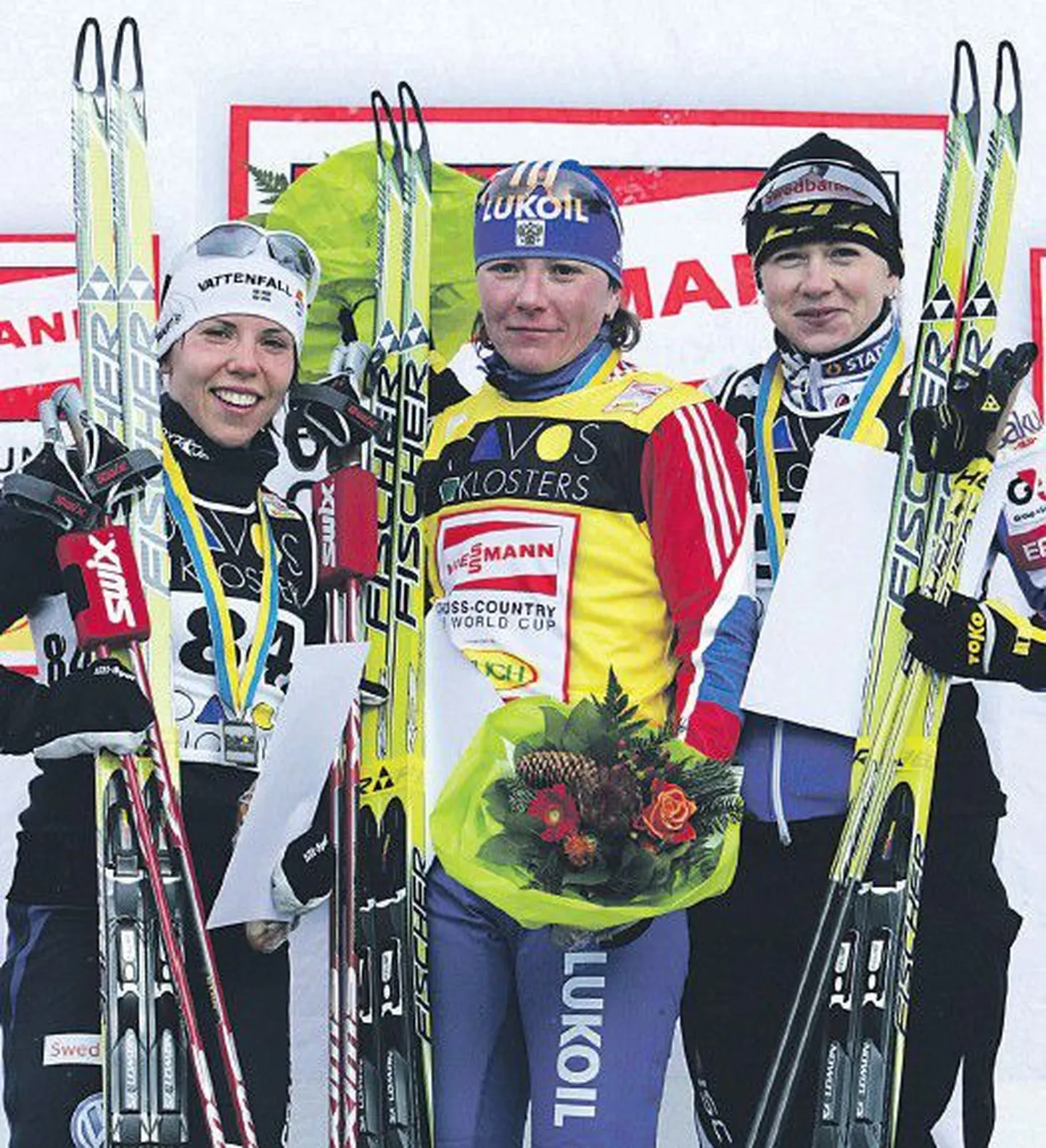 Призовая тройка в индивидуальной гонке на 10 км (слева направо) Шарлотта Калла (2-е мес­то), Ирина Хазова (1-е место) и Кристина Шмигун-Вяхи (3-е место).