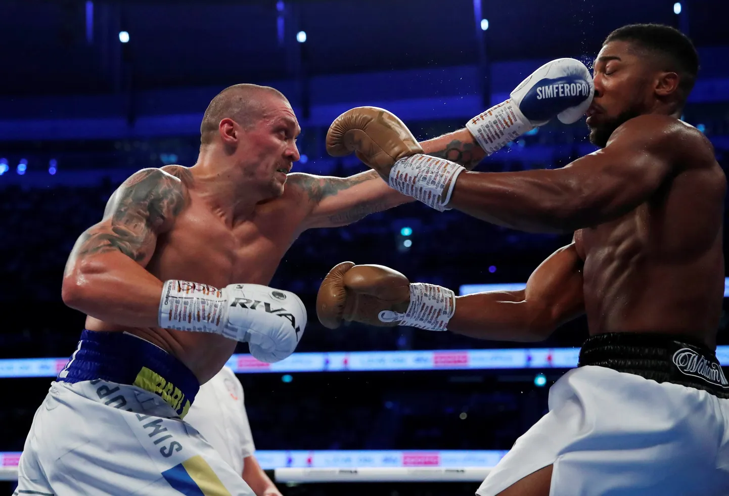 Oleksandr Ussõk (vasakul) ja Anthony Joshua.