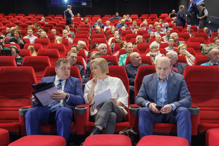 Съезд партии «Ээсти 200». Таллинн, 15 января 2023 года. В первом ряду - Лаури Хуссар, Кристина Каллас и Калев Стойческу.