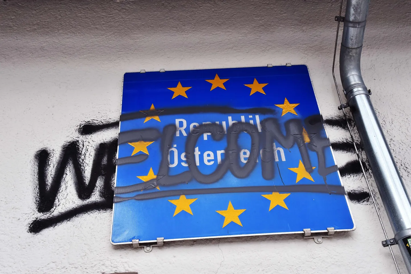Austria piirimärk soditud graffitiga