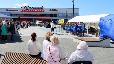 Ahtme kunstide kool andis linnaväljakul esimese kontserdi