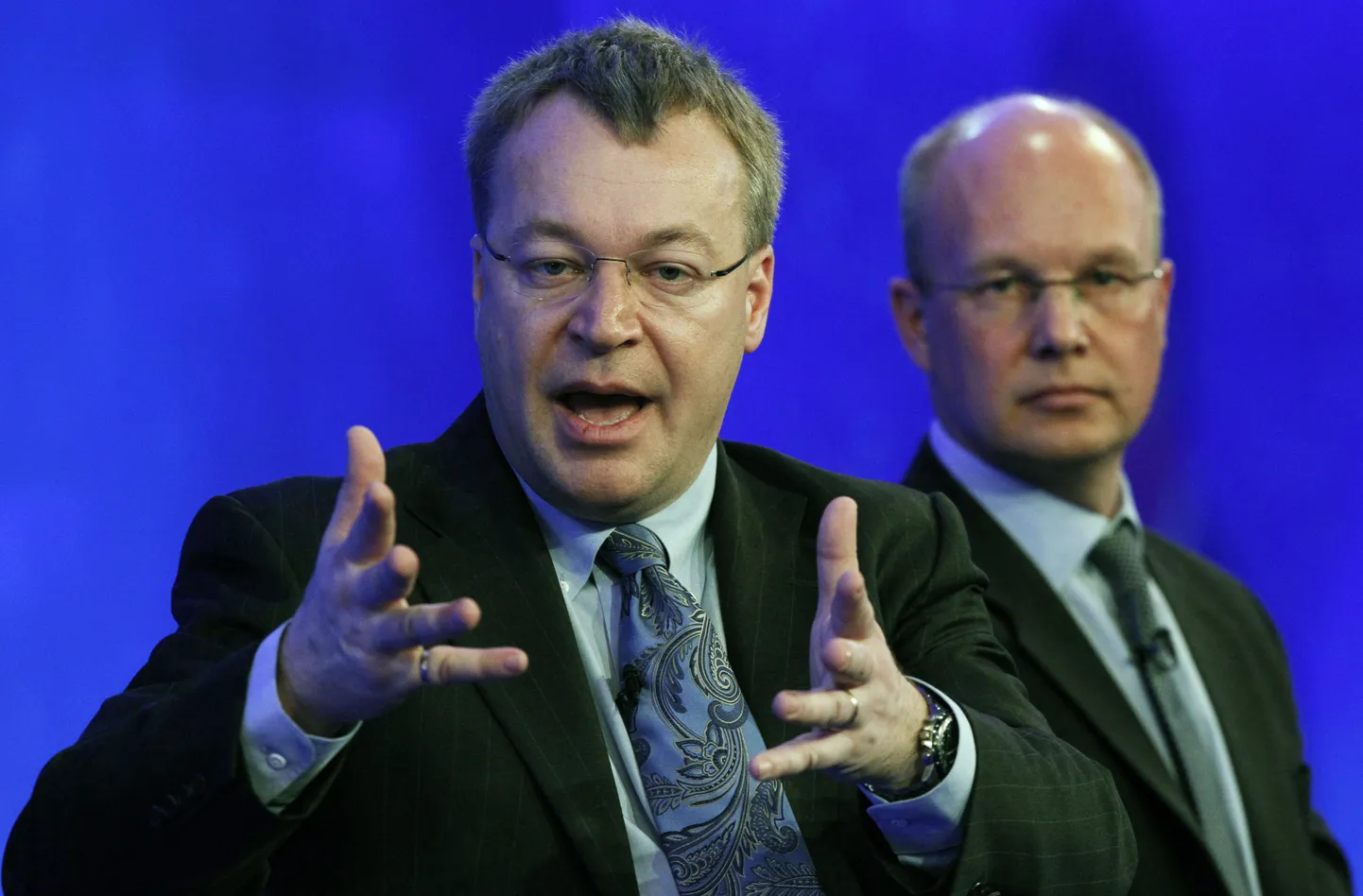 Nokia tegevjuht Stephen Elop. Tagaplaanis paistab firma finantsjuht Timo Ihamuotila.