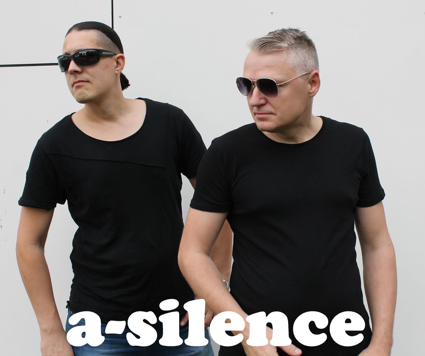 Andres Trilljärv (fotol paremal): "Depeche Mode on ka palju meie varasemat loomingut mõjutanud. Bändi nimi on tuletatud nende loost "Enjoy The Silence". Nimi on vanem kui meie bänd ise."