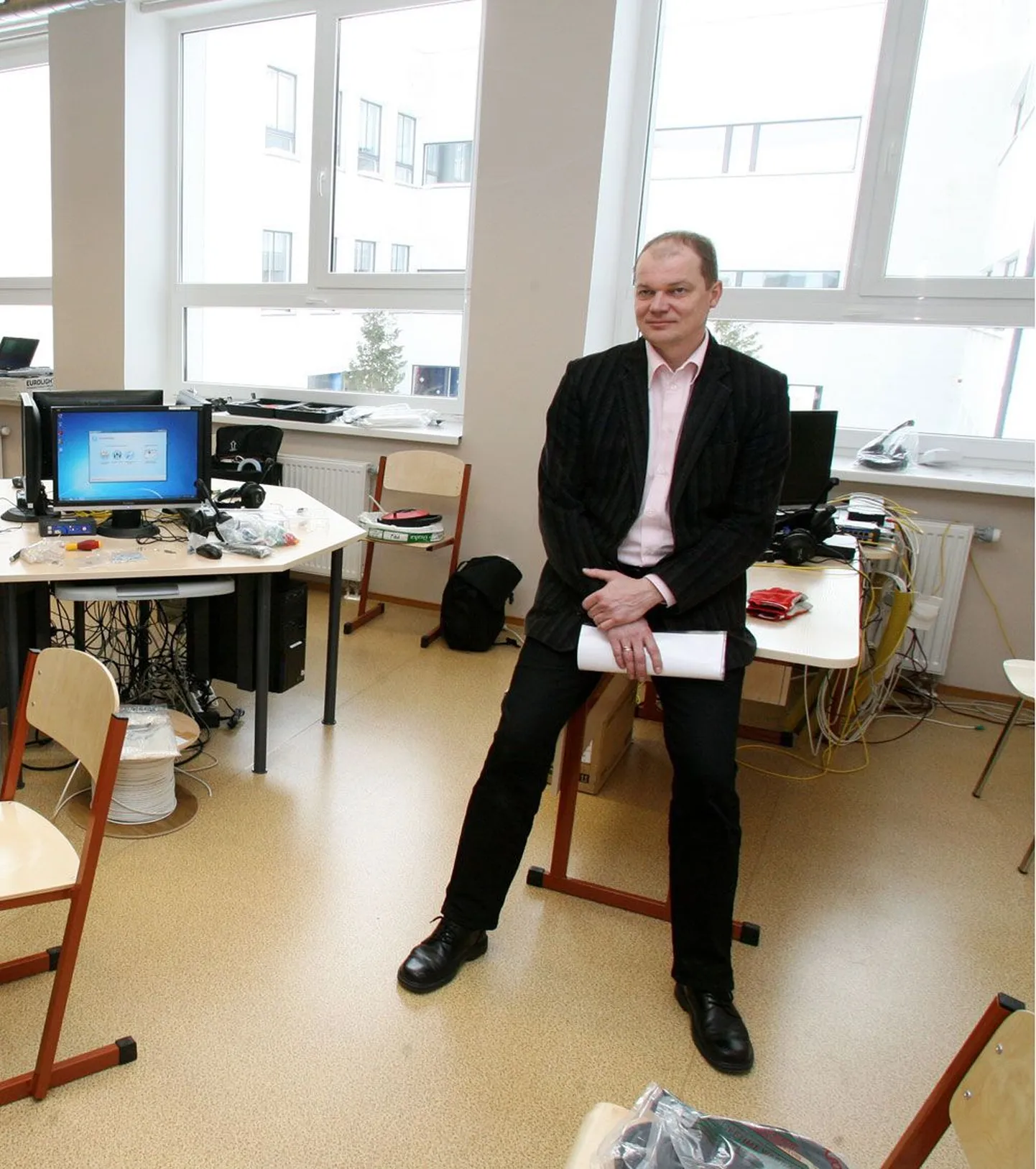 Otepää gümnaasiumi direktor Aivo Meema kooli keelteklassis, mis sai kaks aastat tagasi uued arvutid.