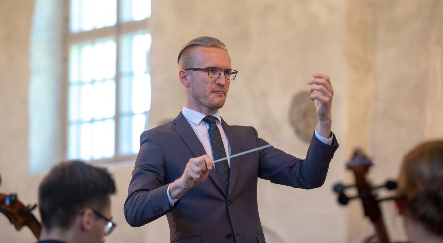 Dirigent Mart Aus juhatab noori orkestrante Tallinnas, Paides, Tapal ja Keilas.