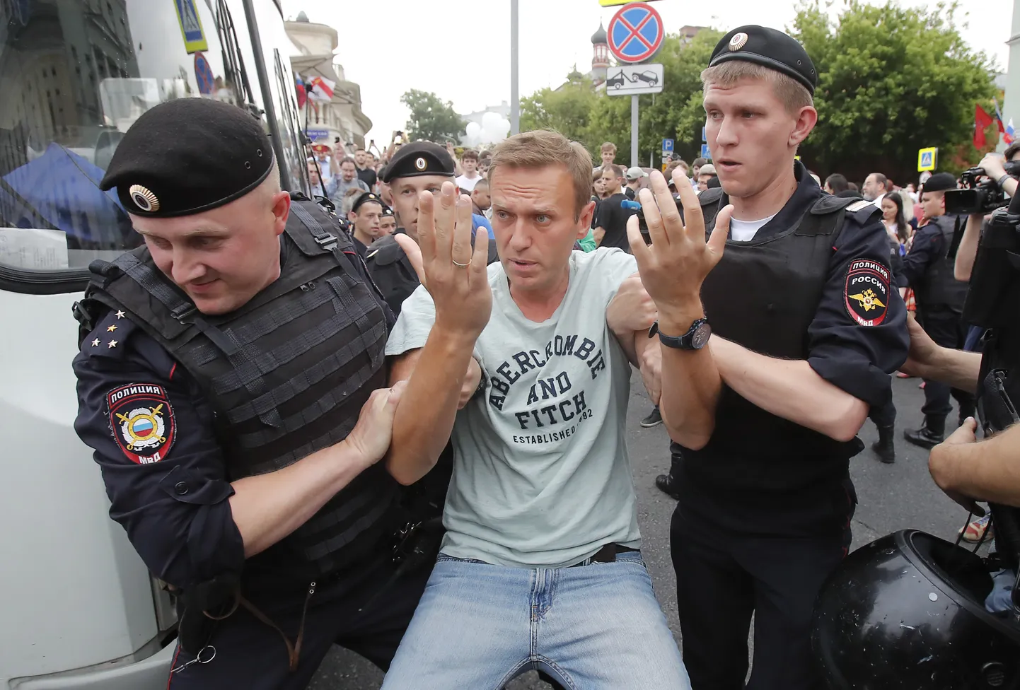 Задержание Алексея Навального во время митинга в поддержку Голунова. Иллюстративное фото.