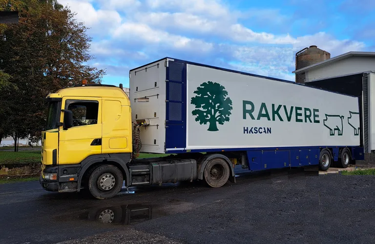 Rakvere Farmid AS põrsaveohaagis.