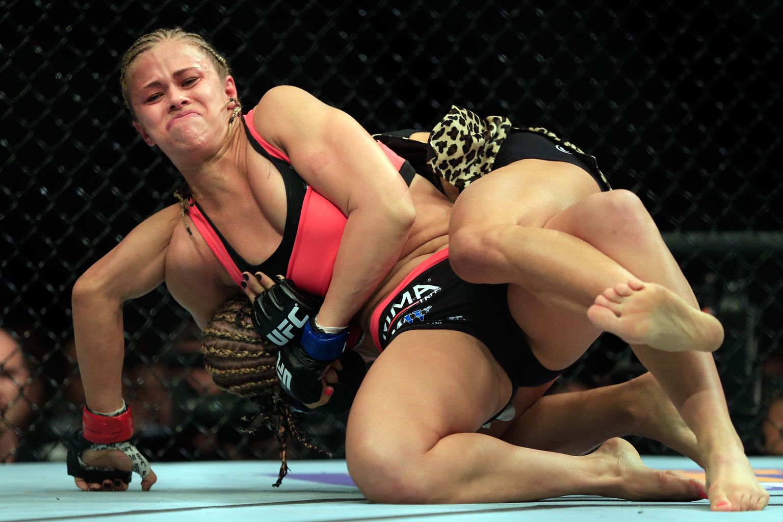 Endine UFC vabavõitleja Paige VanZant (esiplaanil) siirdus kraadi võrra kangemasse sarja ja võirleb edaspidi paljaste rusikatega.