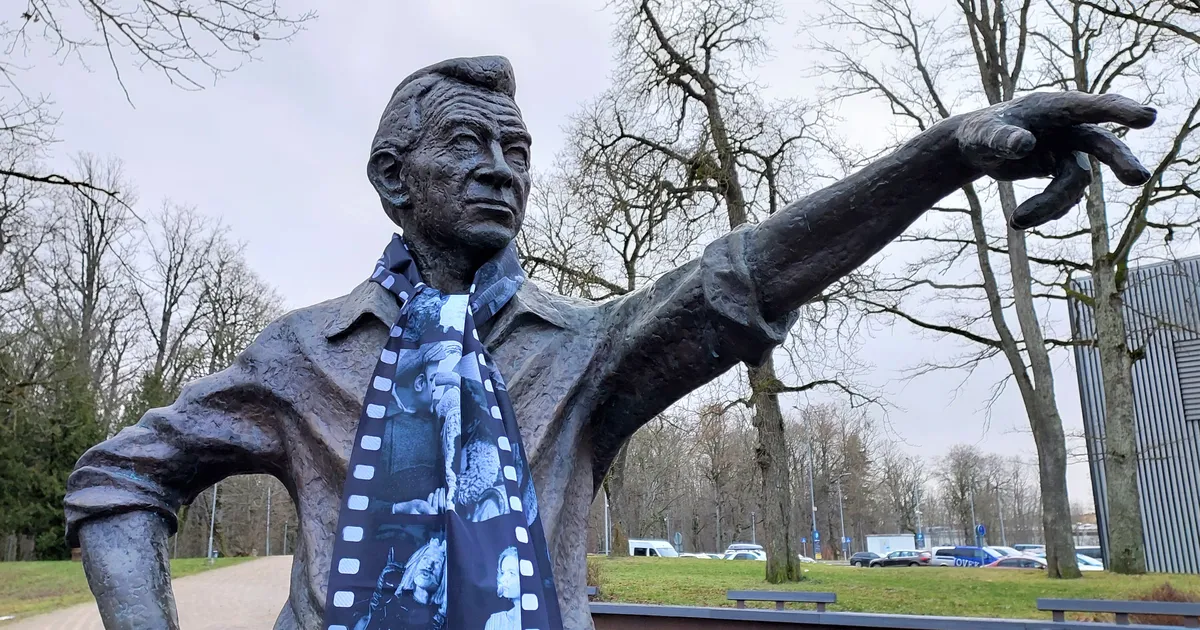 PHOTO DU JOUR ⟩ La sculpture du célèbre personnage du cinéma a reçu un foulard à l’occasion de son anniversaire