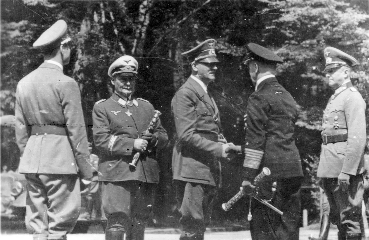 Ajalooline foto, millel on näha (vasakult paremale) seljaga nimetut ohvitseri, Hermann Göringit, Adolf Hitlerit, Erich Raederit ja Wilhelm Keitelit 22. juunil 1940 Prantsusmaal Compiegne'is, kus kirjutati alla Prantsusmaa alistumisdokument.