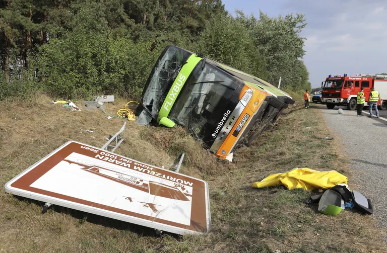 Õnnetusse sattunud reisibuss.
