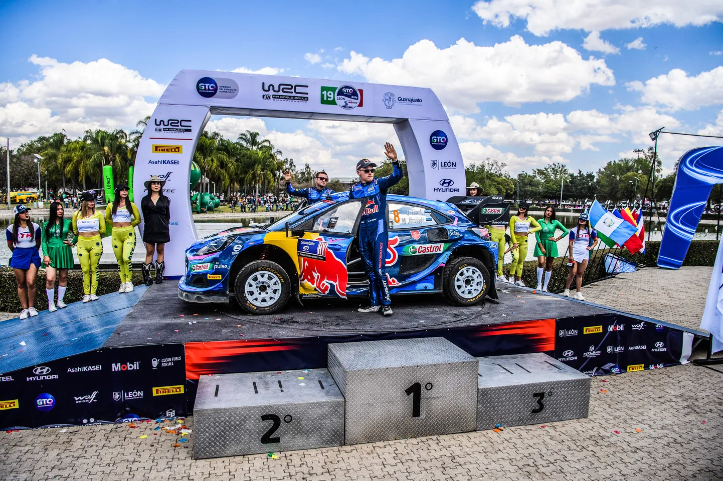 Ott Tänak ja Martin Järveoja lehvitamas ralli-järgselt kohustuslikus korras pealtvaatajatele.