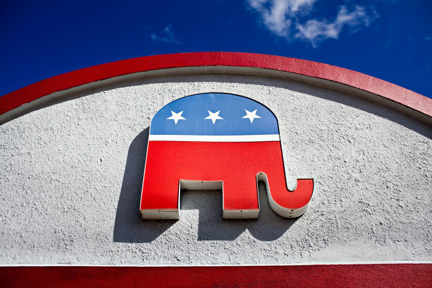 Vabariiklaste partei sümboliks on juba alates 1874. aastast olnud elevant. 1874. aastal kujutati vabariiklaste parteid ühel karikatuuril elevandina ja sellest ajast on parteid seostatud just selle loomaga. Elevant sümboliseerib tugevust ja väärikust.