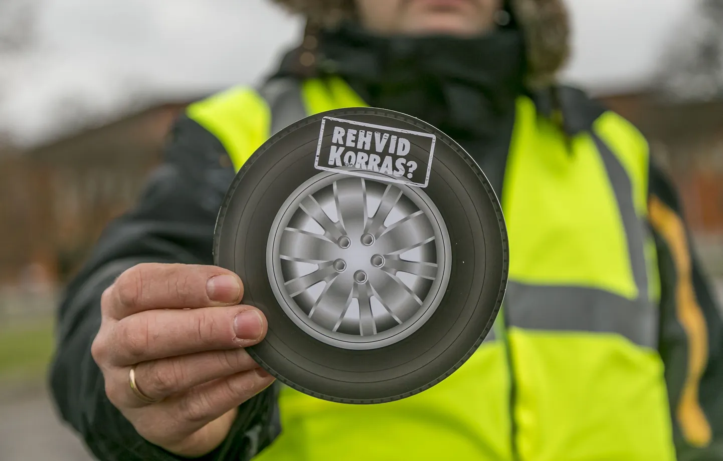 Politsei kontrollis koos rehviliiduga seda, kas autodel on talverehvid all.