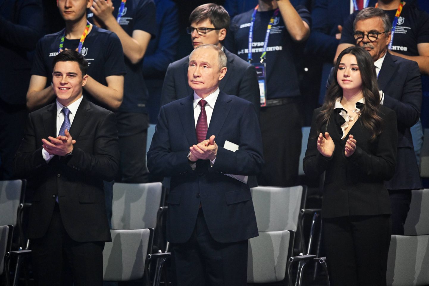 Kamila Valijeval (paremal) tuli Tulevikumängude avatseremoonial istuda Vladimir Putini kõrval.