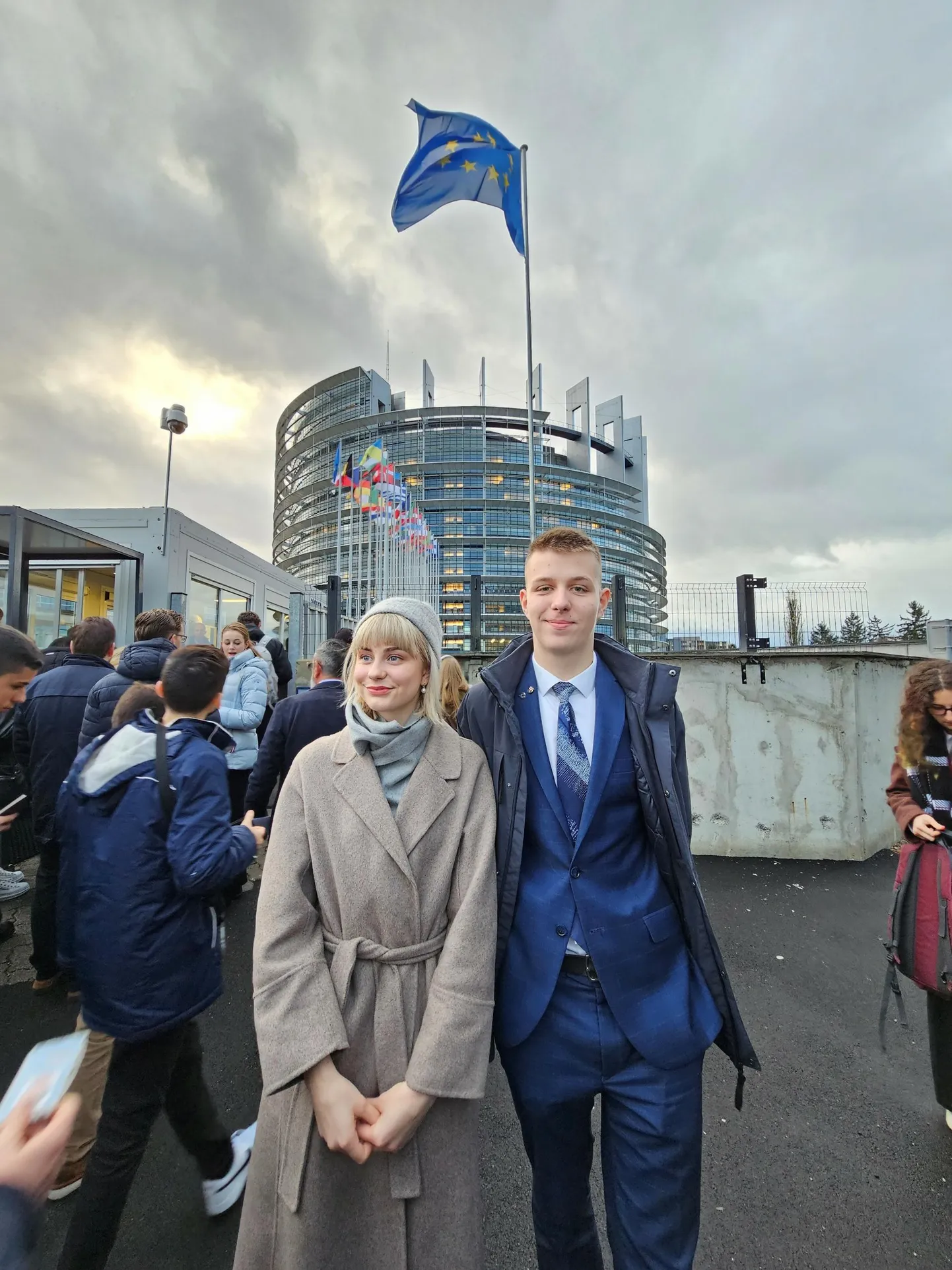 Eliise-Marie Soll ja Sten-Lenar Nirgi Strasbourgis Euroopa parlamendi hoone ees.