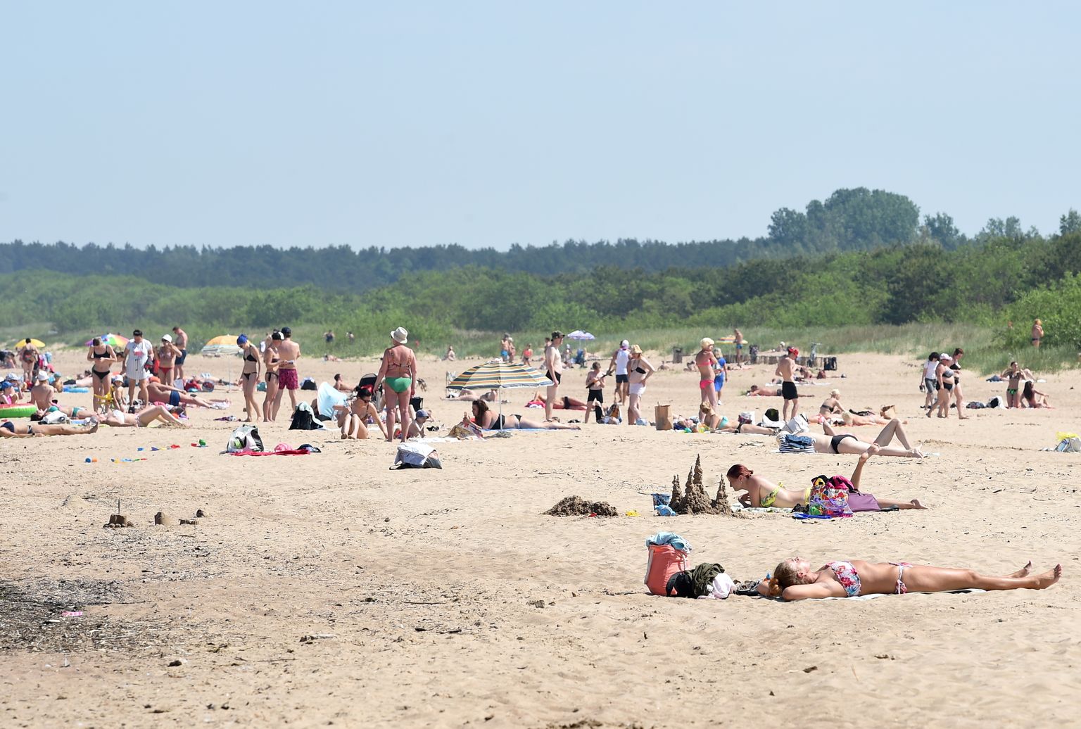 Cilvēki atpūšas Vecāķu pludmalē. Ilustratīvs attēls.