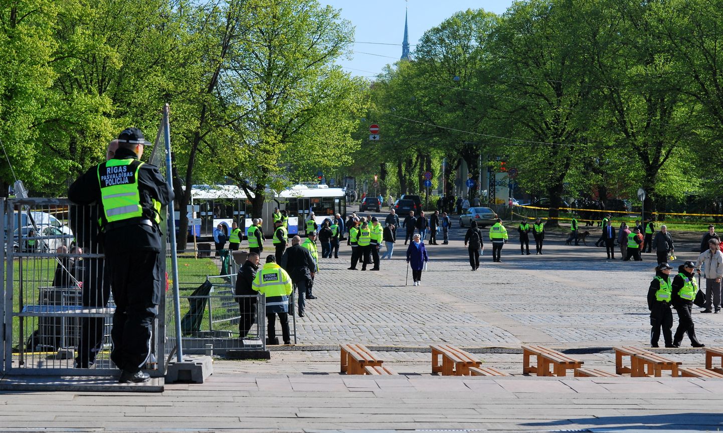 Полиция у памятника в парке Победы 9 мая