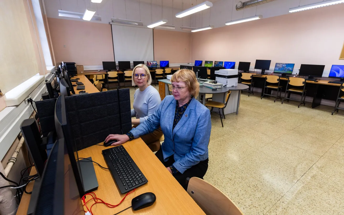 Tartu Miina Härma gümnaasiumi õppejuht Terje Hallik (vasakul) ja direktor Ene Tannberg näitasid, kuidas vildist vaheseina abil luuakse igale õpilasele privaatsus.