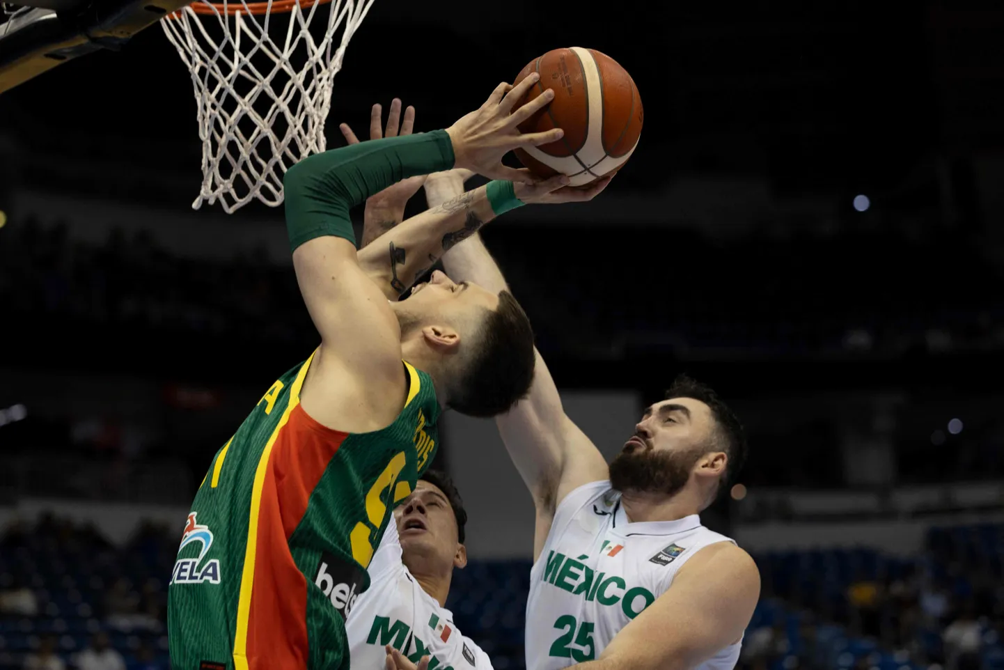 Lietuvas un Meksikas basketbolisti.