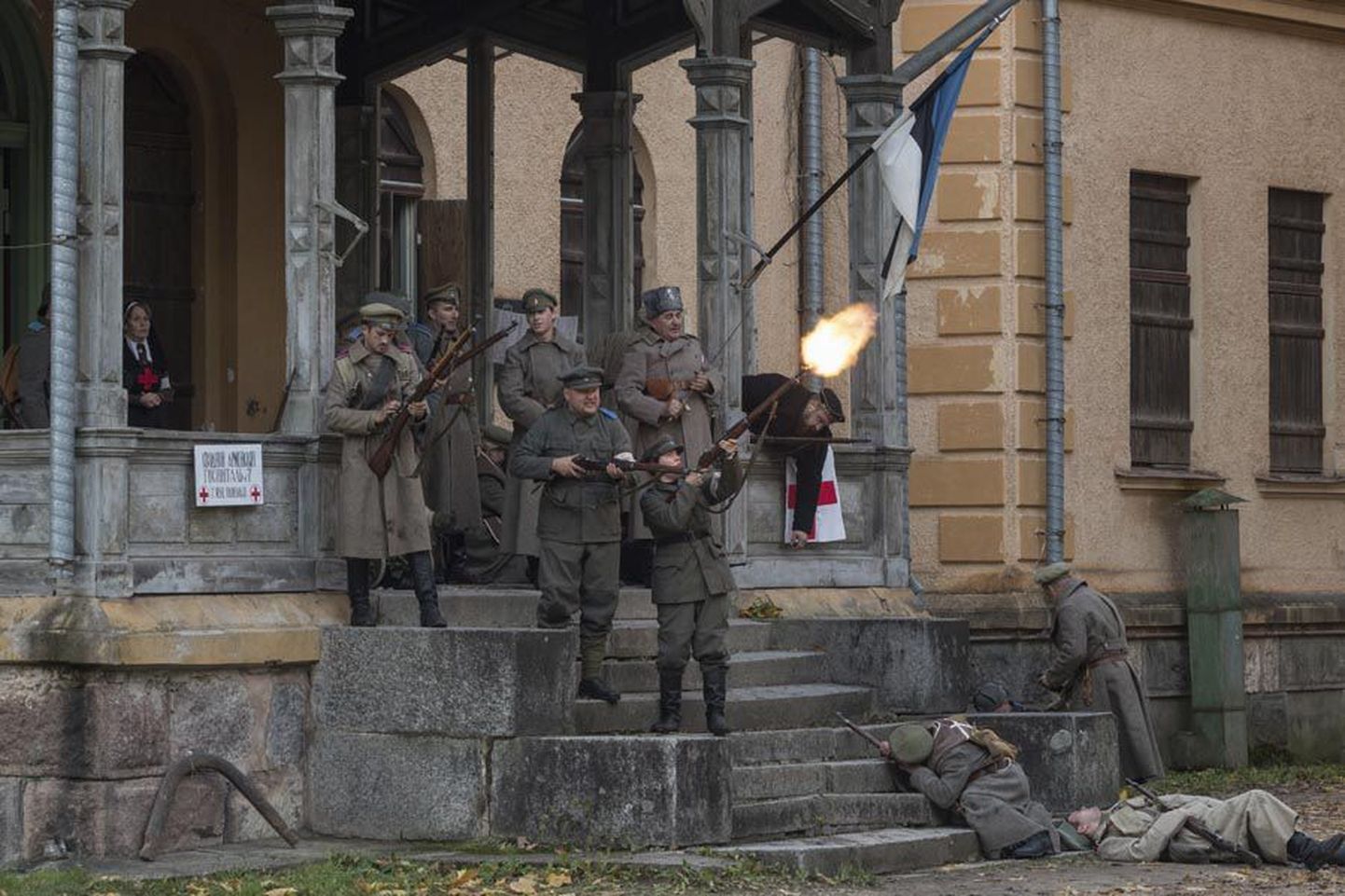 Viljandi mõisa pargis aitasid 1919. aastal peetud Kärstna lahingut taaslavastada ajalooklubide liikmed viiest riigist.