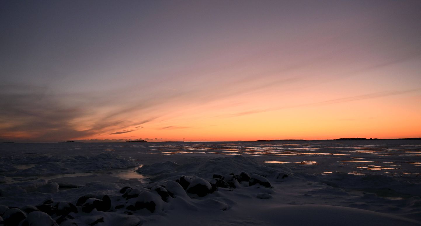 Päikeseloojang külmunud Soome rannikuvete kohal. Foto on illustreeriv.