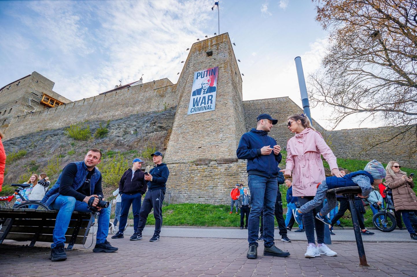 Narva promenaadile tuli 9. mail hulk inimesi, et jälgida, kuidas üle Narva jõe Ivan­gorodis Venemaa võidupüha tähistati. Narva muuseum riputas selle puhul Vladimir Putinit sõjakurjategijaks nimetava plakati linnuse müürile, suunaga Venemaa poole.