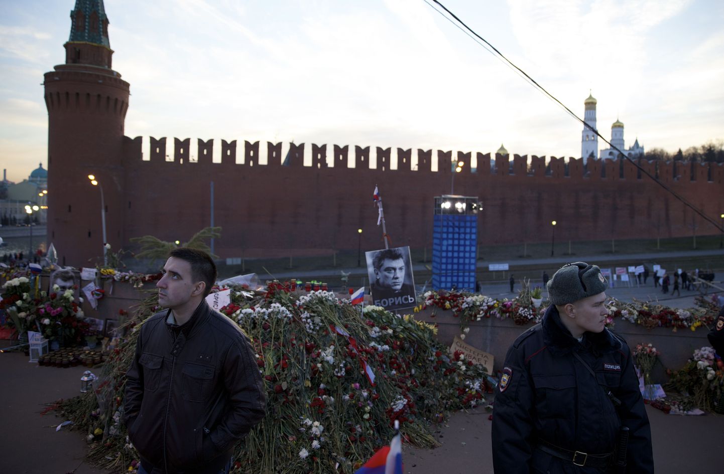 Politseinikud patrullivad Boriss Nemtsovi mõrvapaigal Bolšoi Moskvoretski sillal, kus siiani on lilli ja küünlaid.